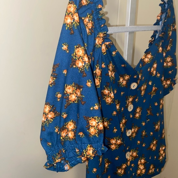 Floral Button-Up Crop Top - Picture 3 of 4